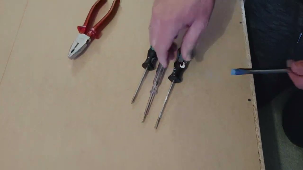 Kledingkast Verwijderen: Snel en Eenvoudig Je Ruimte Creëren 1 kledingkast verwijderen